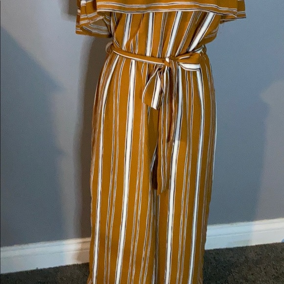 Excellent condition off shoulder romper - Picture 3 of 8